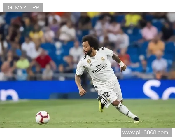 足球巨星日常瞬间：赛场外的真实生活与幕后风采揭秘